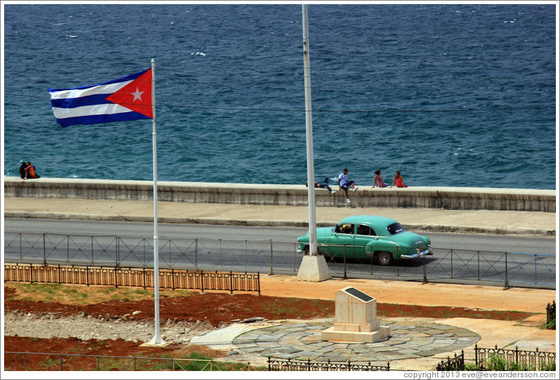 Cuban flag and a green car on the Malec&oacute;n.