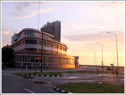 Avenida de los Presidents and the Malec&oacute;n at dusk.