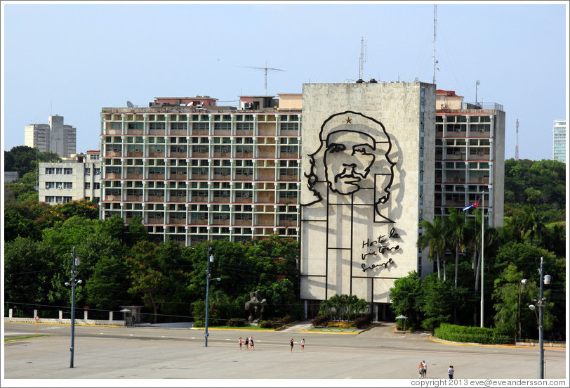 Che Guevara depicted on the Ministry of the Interior, Plaza de la Revoluci&oacute;n.