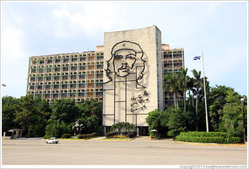 Che Guevara depicted on the Ministry of the Interior, Plaza de la Revoluci&oacute;n.