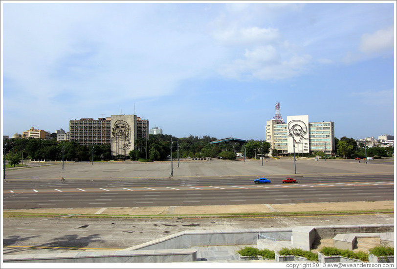 Plaza de la Revoluci&oacute;n, with depictions of Che Guevara on the Ministry of the Interior and Camilo Cienfuegos on the Ministry of Communications and Informatics.