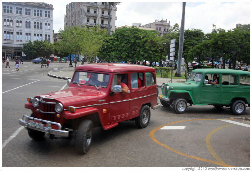 Red and green cars, Paseo del Prado.