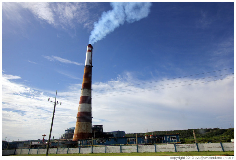 Smokestack. Painted on the wall in small letters: "Con Fidel y la Revoluci&oacute;n en la batalla de ideas" ("With Fidel and the Revolution in the battle of ideas").