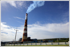 Smokestack. Painted on the wall in small letters: "Con Fidel y la Revoluci&oacute;n en la batalla de ideas" ("With Fidel and the Revolution in the battle of ideas").