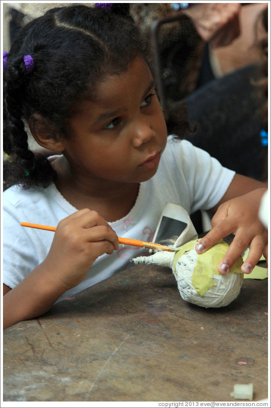 Girl making a papier-m&acirc;ch&eacute; fruit, Proyecto Salsita.