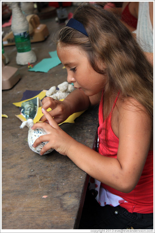 Girl making a papier-m&acirc;ch&eacute; fruit, Proyecto Salsita.