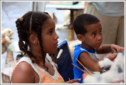 Children, making papier-m&acirc;ch&eacute; fruits, Proyecto Salsita.