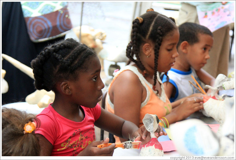 Children, making papier-m&acirc;ch&eacute; fruits, Proyecto Salsita.