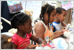 Children, making papier-m&acirc;ch&eacute; fruits, Proyecto Salsita.