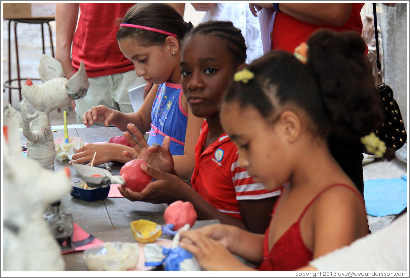 Children, making papier-m&acirc;ch&eacute; fruits, Proyecto Salsita.