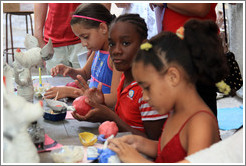 Children, making papier-m&acirc;ch&eacute; fruits, Proyecto Salsita.