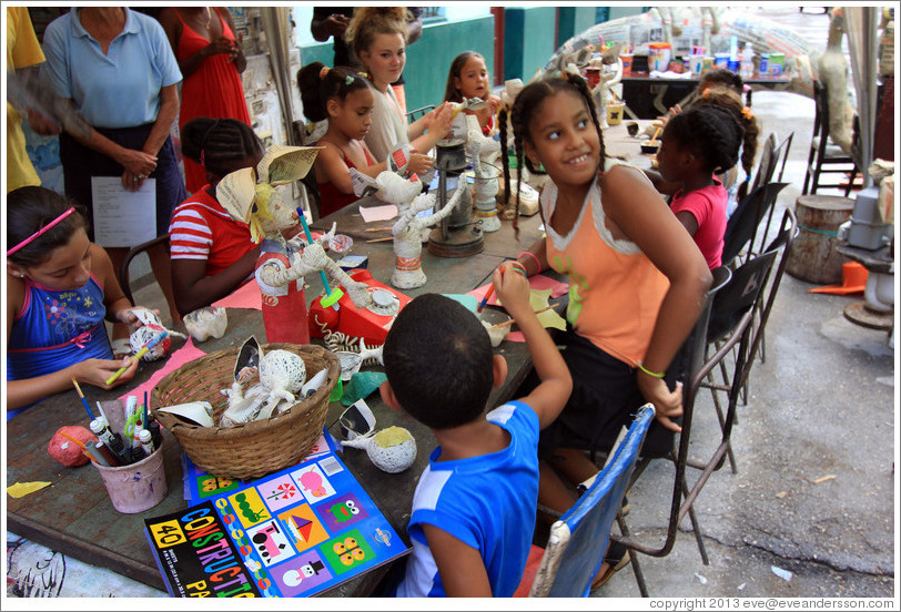 Children, making papier-m&acirc;ch&eacute; fruits, Proyecto Salsita.