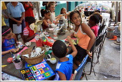 Children, making papier-m&acirc;ch&eacute; fruits, Proyecto Salsita.