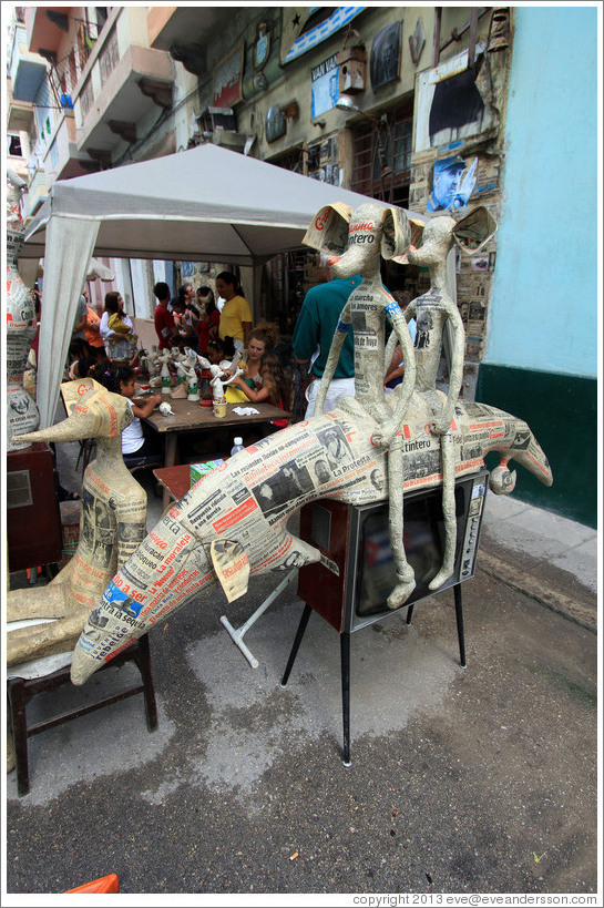 Papier-m&acirc;ch&eacute; mice riding a creature on top of an old television set, Proyecto Salsita.