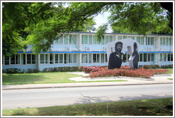 Images of two men, probably revolutionaries. One is labeled "Ricardo" and the other "Arturo".