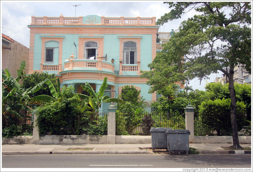 Aqua and peach house, L&iacute;nea, Vedado.