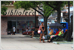 Girls sitting in Parque de la Libertad (Liberty Park).