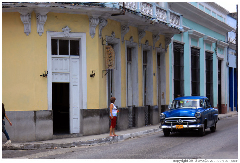 Blue car near Parque de la Libertad (Liberty Park).