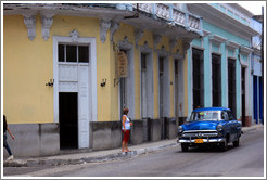 Blue car near Parque de la Libertad (Liberty Park).