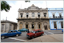 Blue, green, and red cars near Parque de la Libertad (Liberty Park).