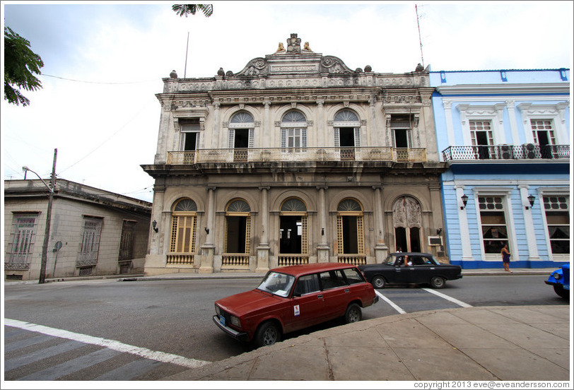 Red and black cars near Parque de la Libertad (Liberty Park).