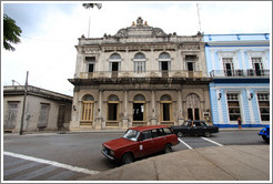 Red and black cars near Parque de la Libertad (Liberty Park).