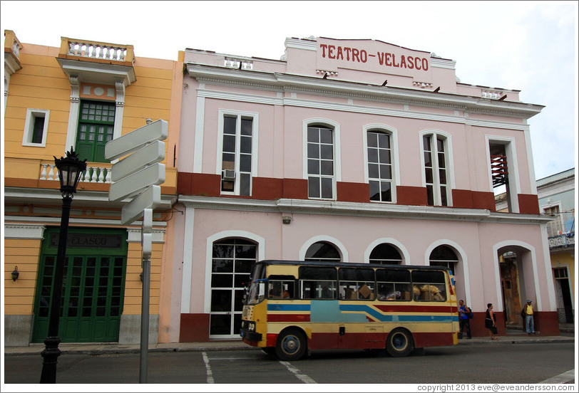 Bus passing Teatro Velasco near Parque de la Libertad (Liberty Park).