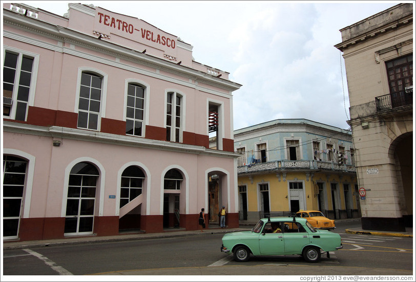 Green car approaching Teatro Velasco near Parque de la Libertad (Liberty Park).