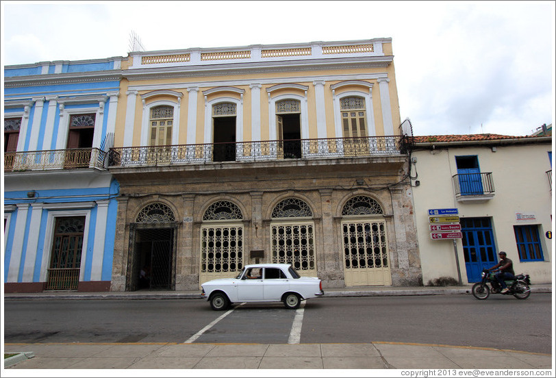 White car near Parque de la Libertad (Liberty Park).