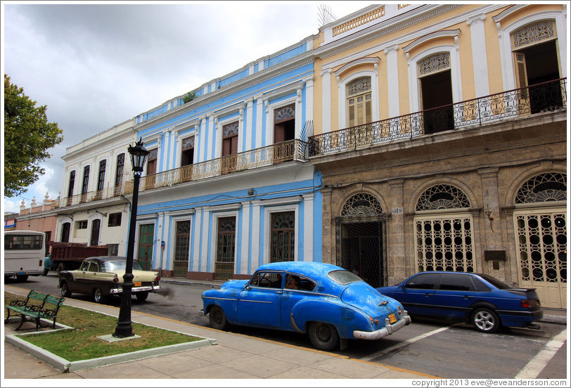 Blue cars near Parque de la Libertad (Liberty Park).