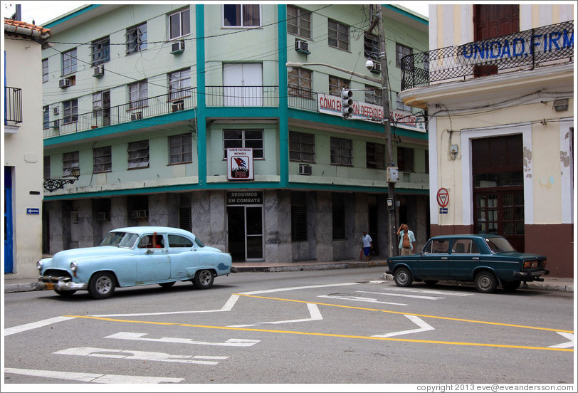 Blue car and dark green car near Parque de la Libertad (Liberty Park).