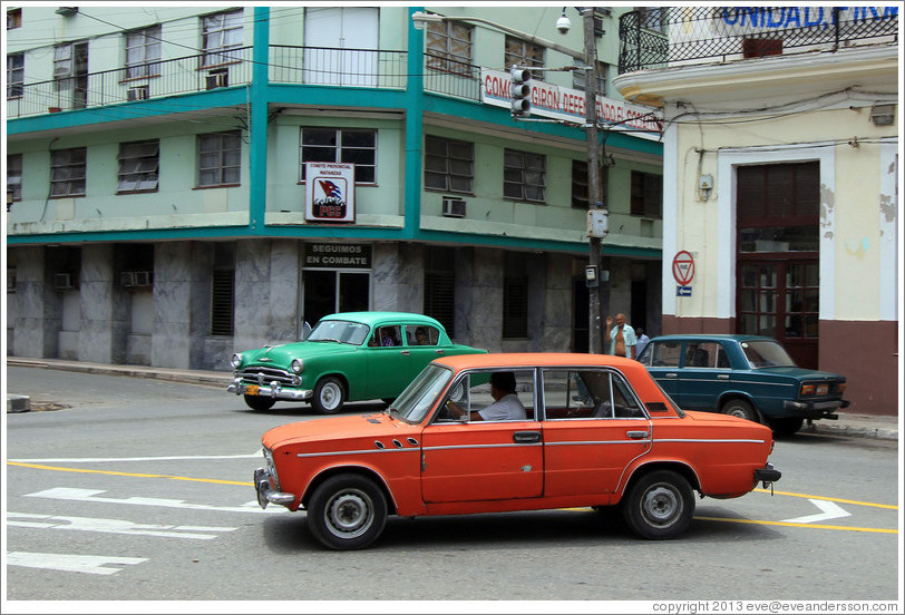 Red car, green car, and dark green car near Parque de la Libertad (Liberty Park).