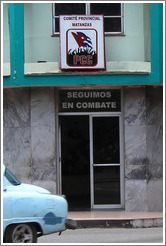 Sign above door reading, "Seguimos en combate" ("We continue in combat") near Parque de la Libertad (Liberty Park).