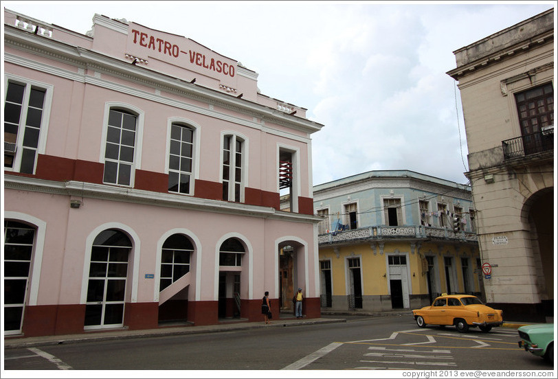 Yello taxi approaching Teatro Velasco, near Parque de la Libertad (Liberty Park).