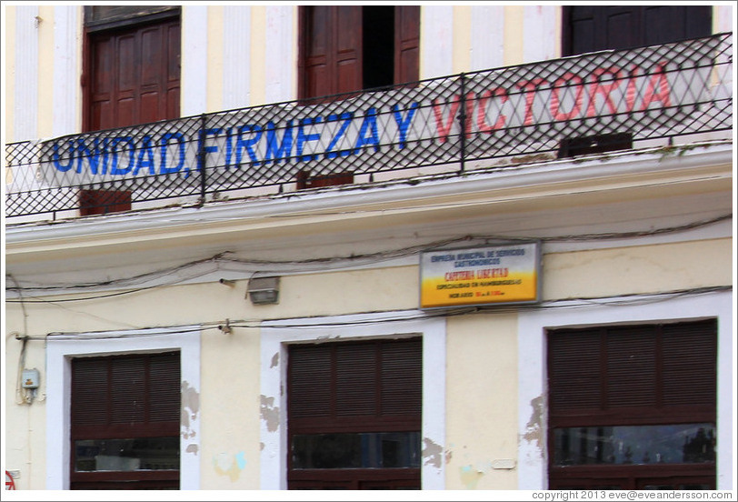 Banner reading, "Unidad, firmeza y victoria" ("Unity, firmness, and victory") near Parque de la Libertad (Liberty Park).