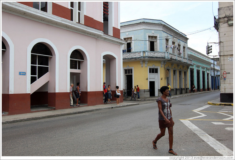 Woman crossing the street near Parque de la Libertad (Liberty Park).