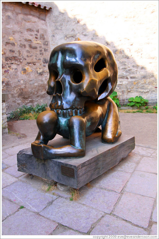 Podobenstv? Lebkou (Parable with Skull), a sculpture by Jaroslav R?(1992).