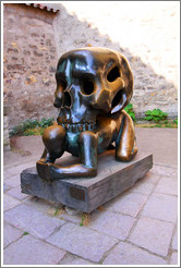 Podobenstv? Lebkou (Parable with Skull), a sculpture by Jaroslav R?(1992).