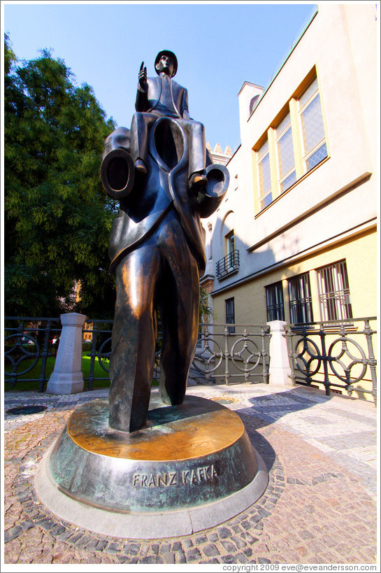 Kafka sculpture by Jaroslav R? corner of Du?n?nd V&#283;ze&#328;sk?treets, Josefov.