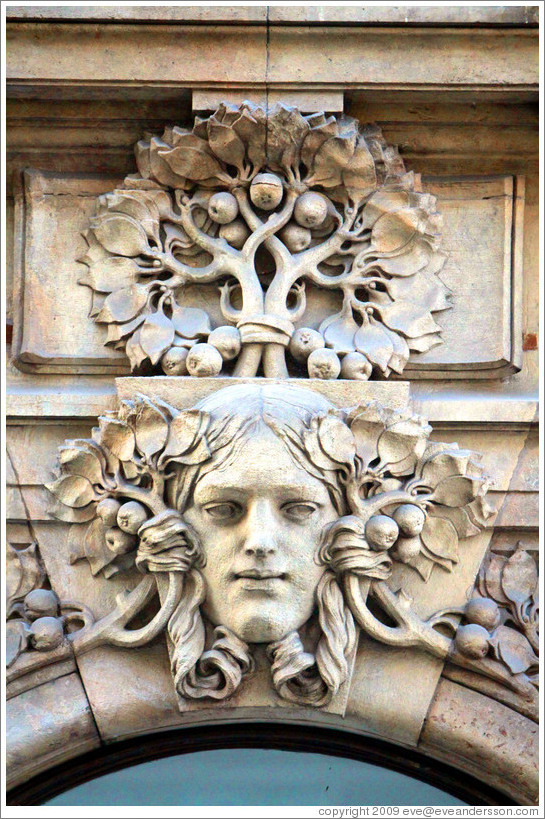 Woman with a fruit tree, building detail, 28. &#345;?a, Nov?&#283;sto.