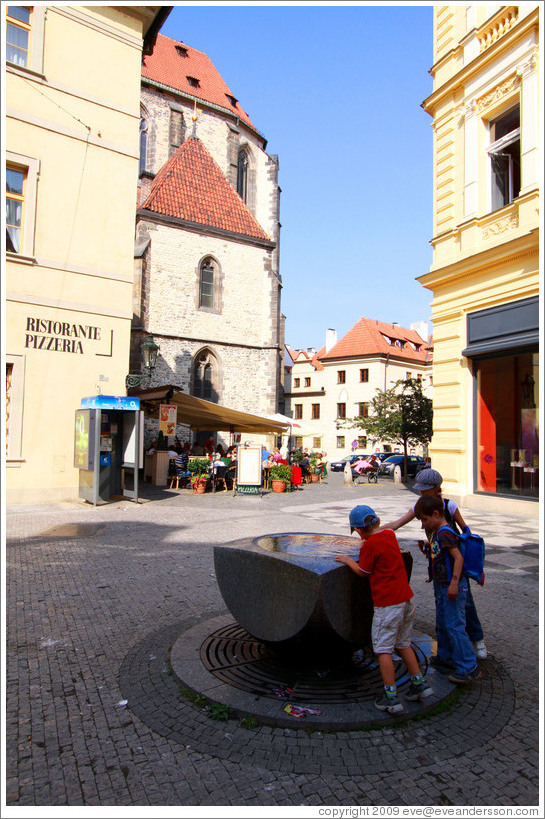 Kids at a fountain, Celetn?Star?&#283;sto.