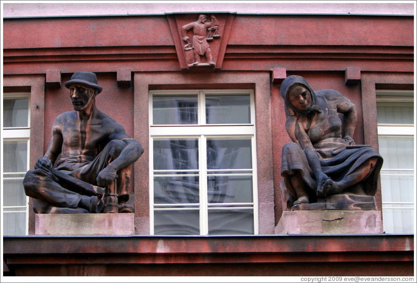 Male and female figures on a pink building, Na Per?t?n&#283;, Star?&#283;sto.