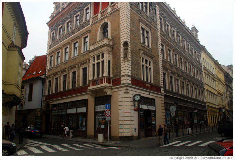 Building with oratory, corner of Sko&#345;epka and Na Per?t?n&#283;, Star?&#283;sto.