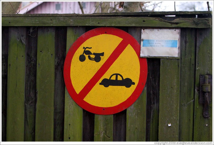 Sign forbidding motorcycles and cars in Christiania.