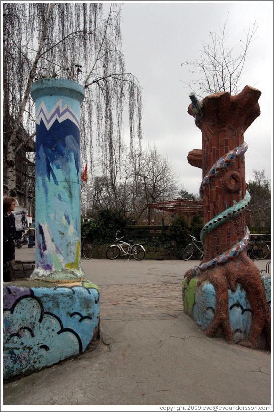 Painted pillars.