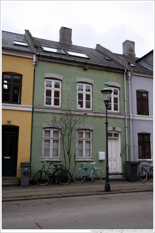 Green house between yellow and blue houses.  Neighborhood near Sankt Pauls Kirke, city centre.