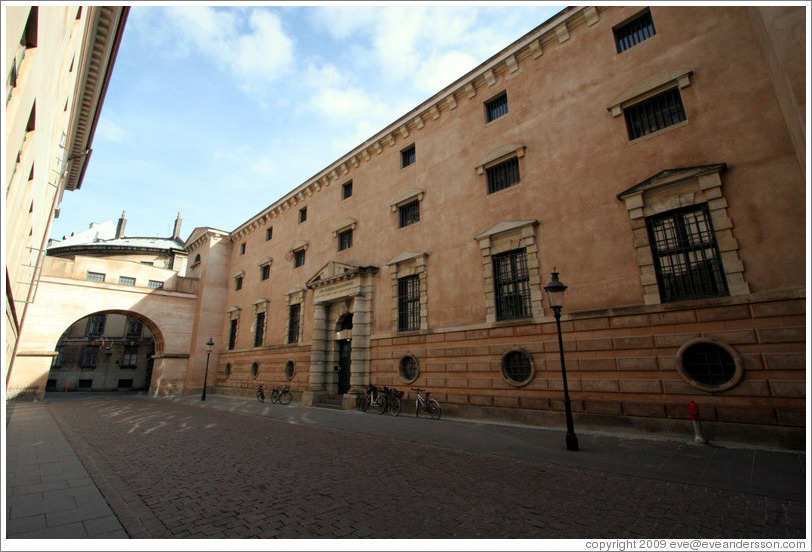 Slutterigade, with courthouses on either side.  City centre.