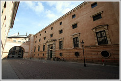 Slutterigade, with courthouses on either side.  City centre.