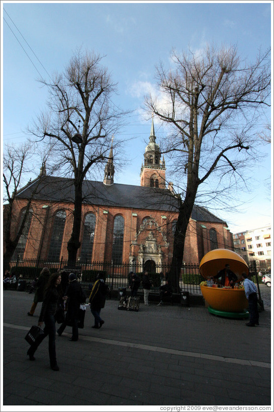 Hellig?skirken (The Church of The Holy Ghost) and a food vendor in a Pac-Man-like enclosure.  Str?get, city centre.