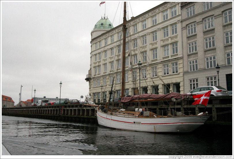 Houseboat.  Nyhavn (New Harbor).